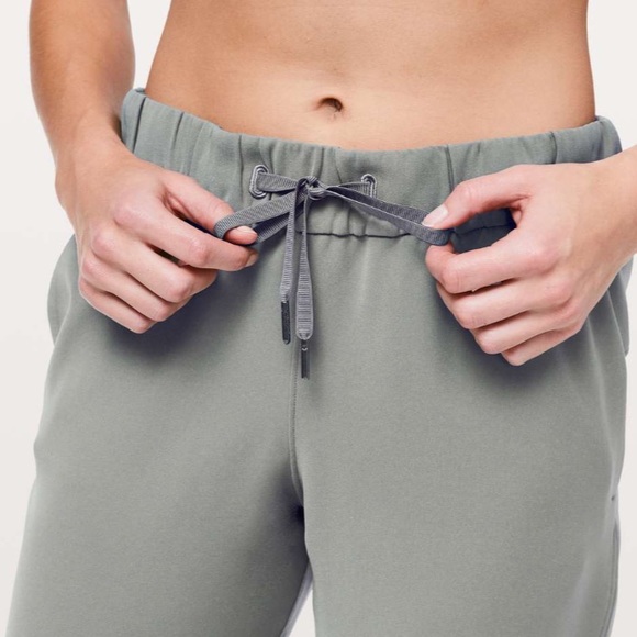 | Lululemon | On The Fly Crop *Woven 23. Size 6. - Picture 4 of 13